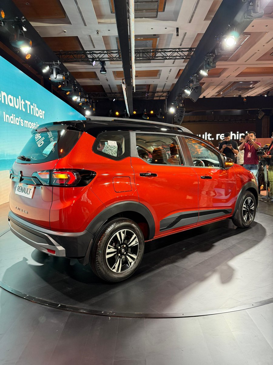 MotorBeam's tweet image. Here’s a detailed image gallery of the new Renault Triber facelift, priced from ₹6.29 lakhs (ex-showroom)
Key Changes:
- New grille, sculpted hood, LED projector headlamps, LED DRLs and fog lamps
- Redesigned bumpers, tail lamps, skid plates and new 15-inch Flex wheels
-…