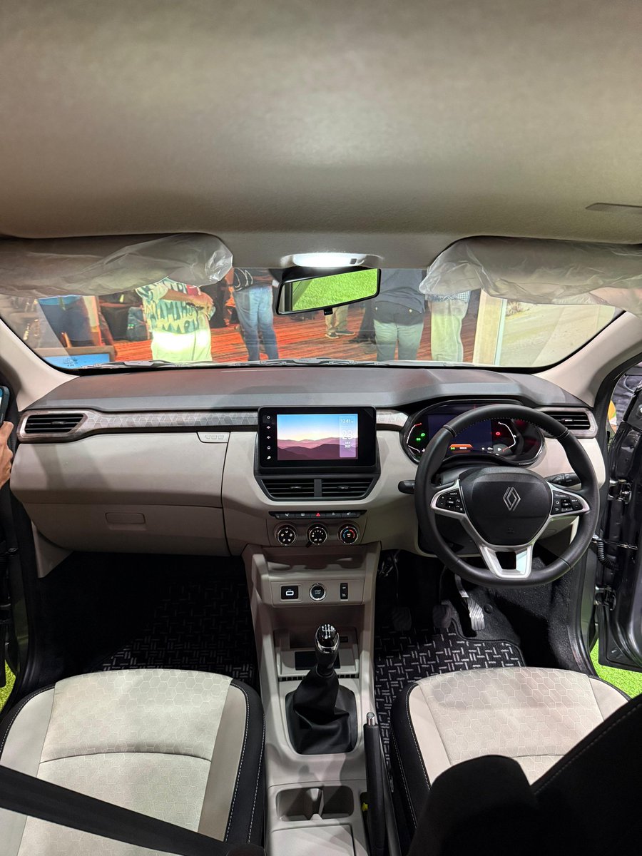MotorBeam's tweet image. Here’s a detailed image gallery of the new Renault Triber facelift, priced from ₹6.29 lakhs (ex-showroom)
Key Changes:
- New grille, sculpted hood, LED projector headlamps, LED DRLs and fog lamps
- Redesigned bumpers, tail lamps, skid plates and new 15-inch Flex wheels
-…