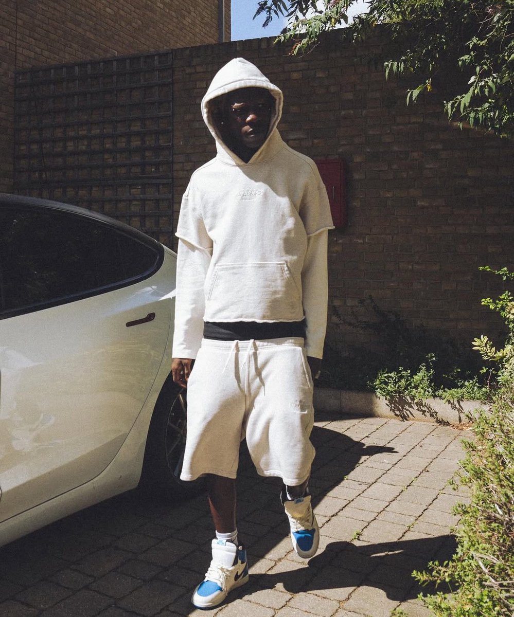 SeyiVibezStats's tweet image. Seyi Vibez stuns in new pictures. π€π₯½