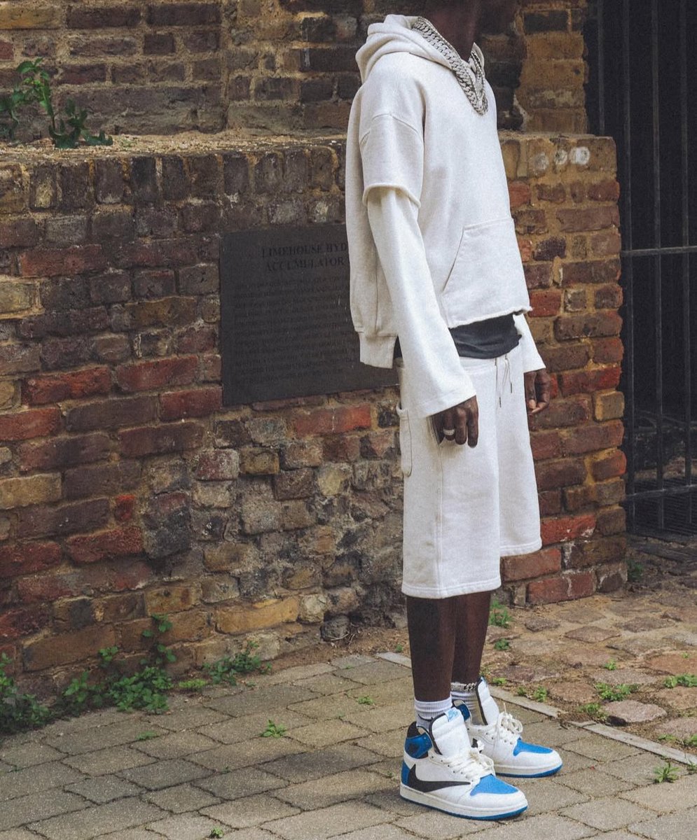SeyiVibezStats's tweet image. Seyi Vibez stuns in new pictures. π€π₯½