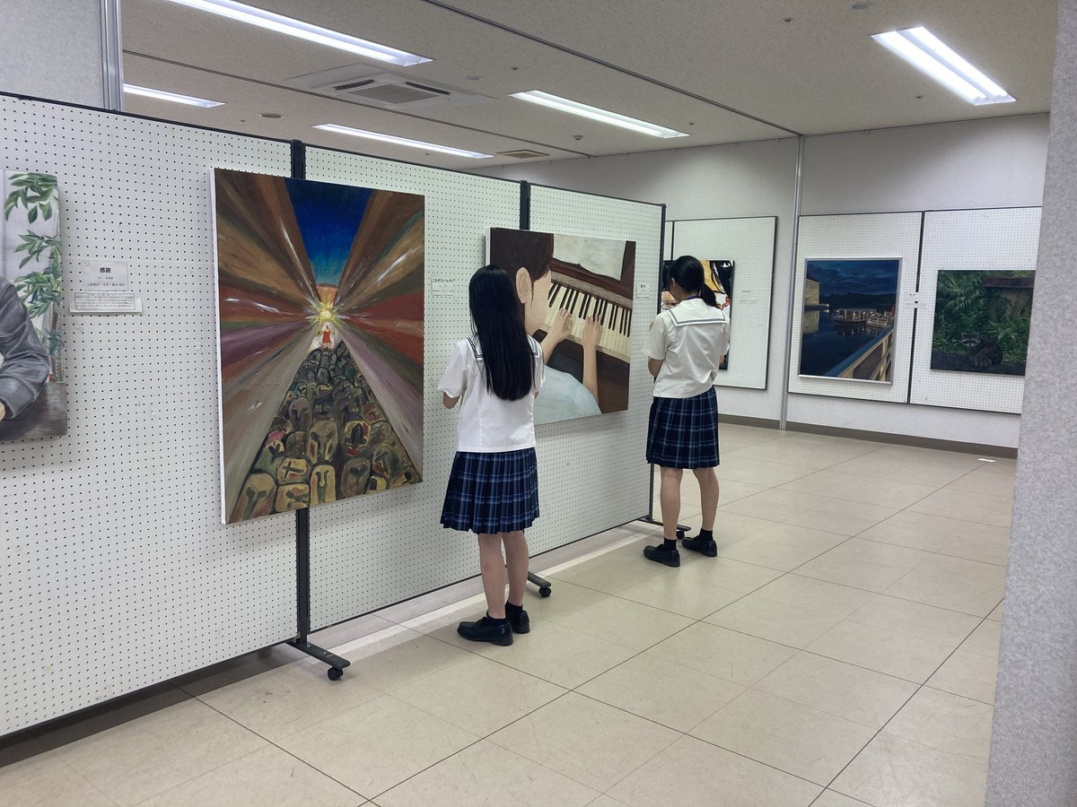 KNIT_10's tweet photo. 4校集まっての搬入準備や講評会、交流会を終え、明日から展覧会始まります‼︎
今回も力作ばかりで、引退する3年生の作品も多くあるのでぜひお越しください‼︎
開催はリバーナホールで7/24〜7/27（10:00~18:00，最終日のみ10:00~14:00）となっております‼︎ https://t.co/rjYZLVa8r8