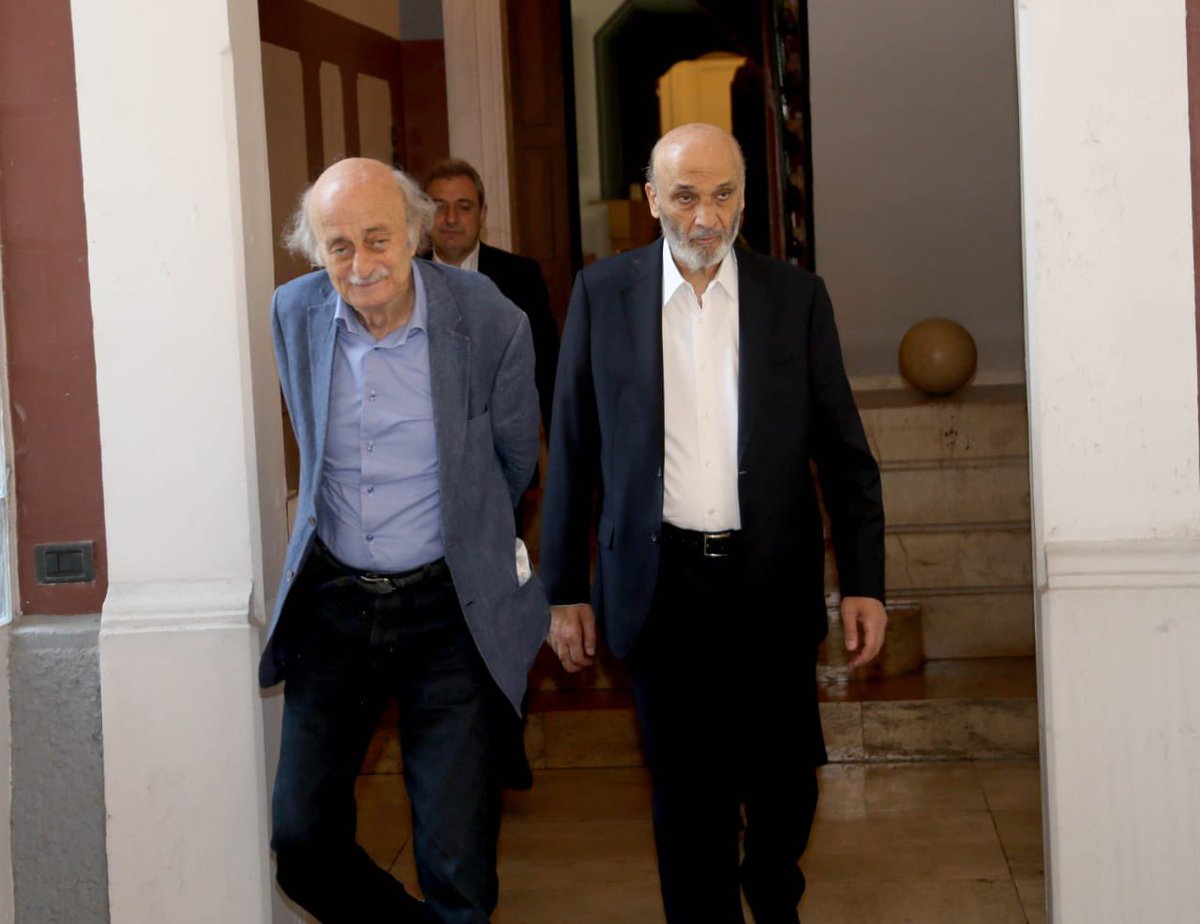 DrSamirGeagea's tweet image. خلال زيارتي لرئيس الحزب التقدمي الاشتراكي السابق وليد جنبلاط في دارته بكليمنصو، برفقة النائب ملحم رياشي، وبحضور عضو كتلة "اللقاء الديمقراطي" النائب وائل أبو فاعور، حيث كانت جلسة مثمرة ومفيدة من النواحي كافة، و"الله يقدم اللي فيه الخير" خصوصًا في المرحلة التي وصل إليها البلد.