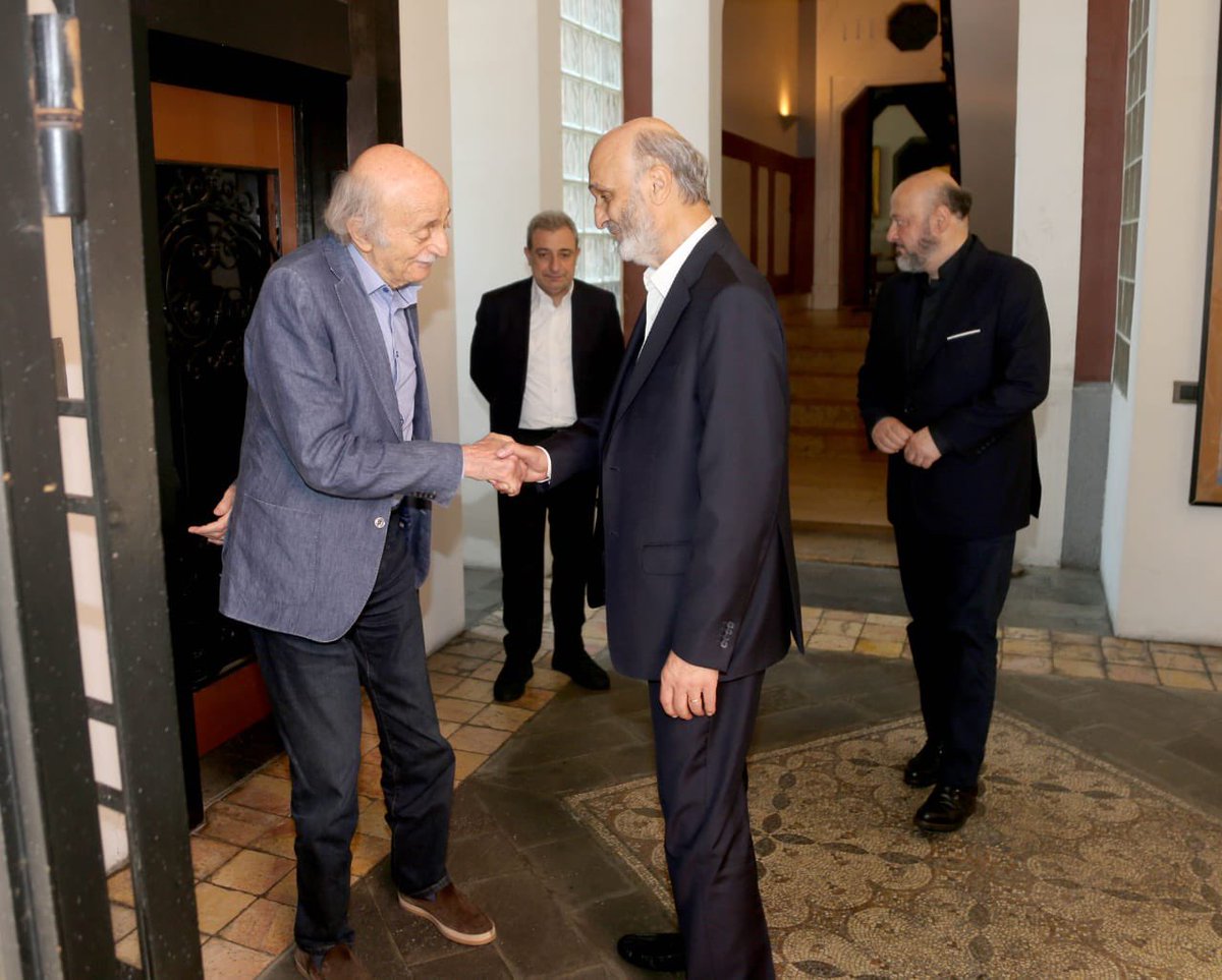 DrSamirGeagea's tweet image. خلال زيارتي لرئيس الحزب التقدمي الاشتراكي السابق وليد جنبلاط في دارته بكليمنصو، برفقة النائب ملحم رياشي، وبحضور عضو كتلة "اللقاء الديمقراطي" النائب وائل أبو فاعور، حيث كانت جلسة مثمرة ومفيدة من النواحي كافة، و"الله يقدم اللي فيه الخير" خصوصًا في المرحلة التي وصل إليها البلد.
