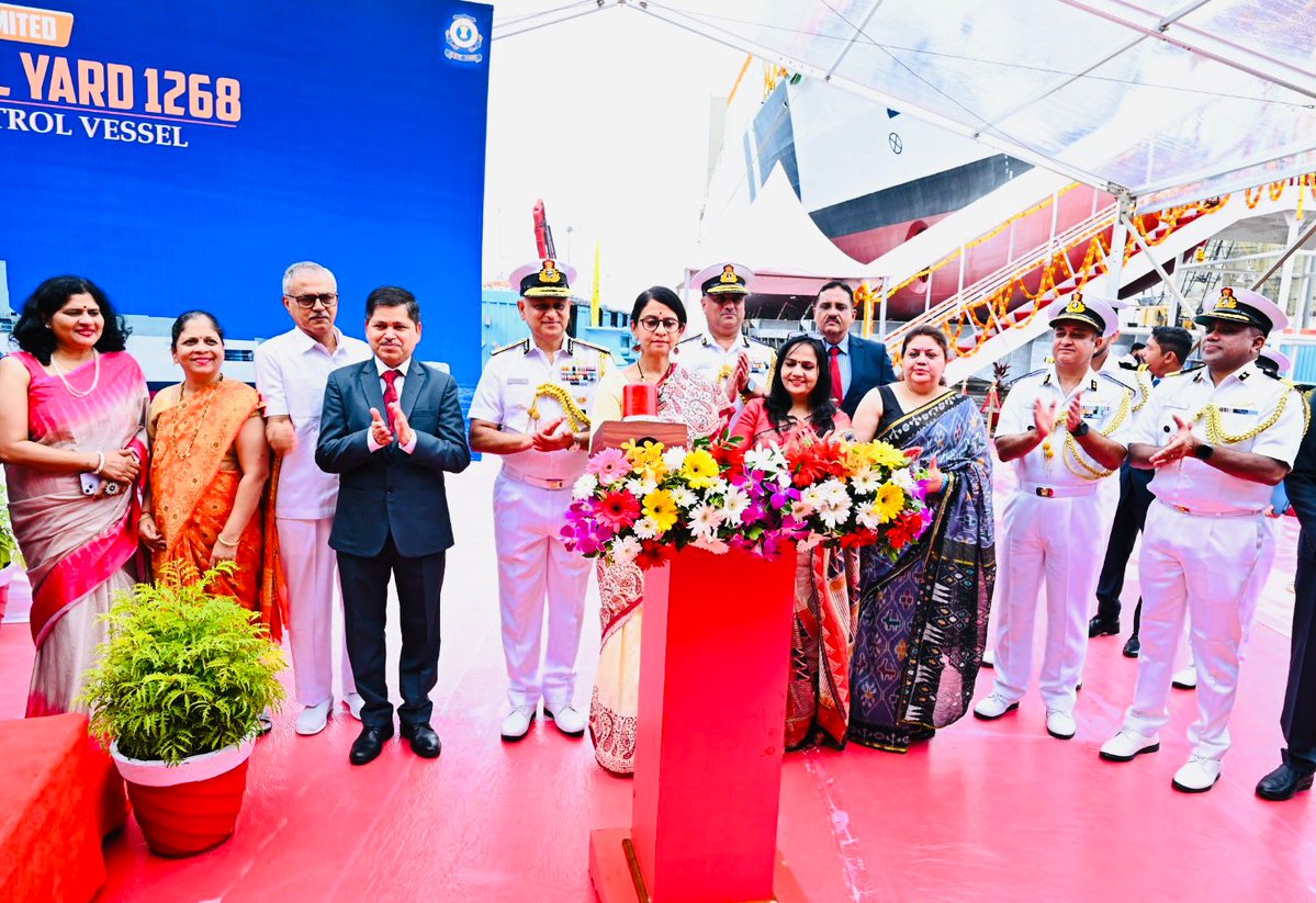 prodefencejammu's tweet image. ‘Samudra Prachet’, the second indigenous Pollution Control Vessel built by @goashipyardltd for the @IndiaCoastGuard, has been launched. With 72% indigenous content, the vessel is equipped with side-sweeping arms to collect oil spills and a radar system to detect oil slicks. It…