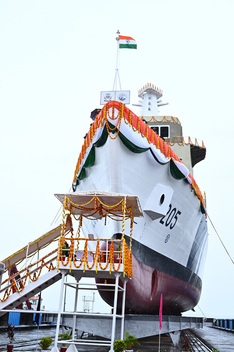 prodefencejammu's tweet image. ‘Samudra Prachet’, the second indigenous Pollution Control Vessel built by @goashipyardltd for the @IndiaCoastGuard, has been launched. With 72% indigenous content, the vessel is equipped with side-sweeping arms to collect oil spills and a radar system to detect oil slicks. It…
