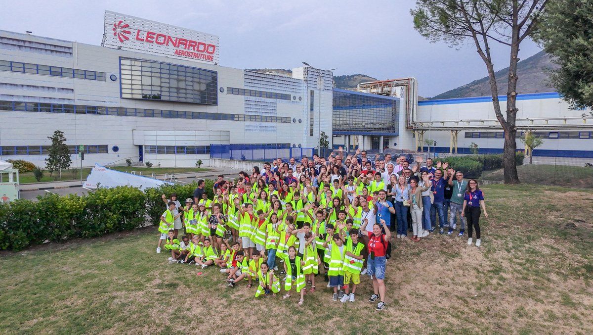Leonardo_IT's tweet image. Prosegue il viaggio di “Ad Astra – Costellazione Leonardo”, con la terza tappa che ha portato il progetto nel cuore dello stabilimento #LeonardoAeronautics di Nola (NA).
Lo scorso 17 luglio, il sito produttivo ha accolto circa 74 bambine e bambini, in un percorso tra le linee…