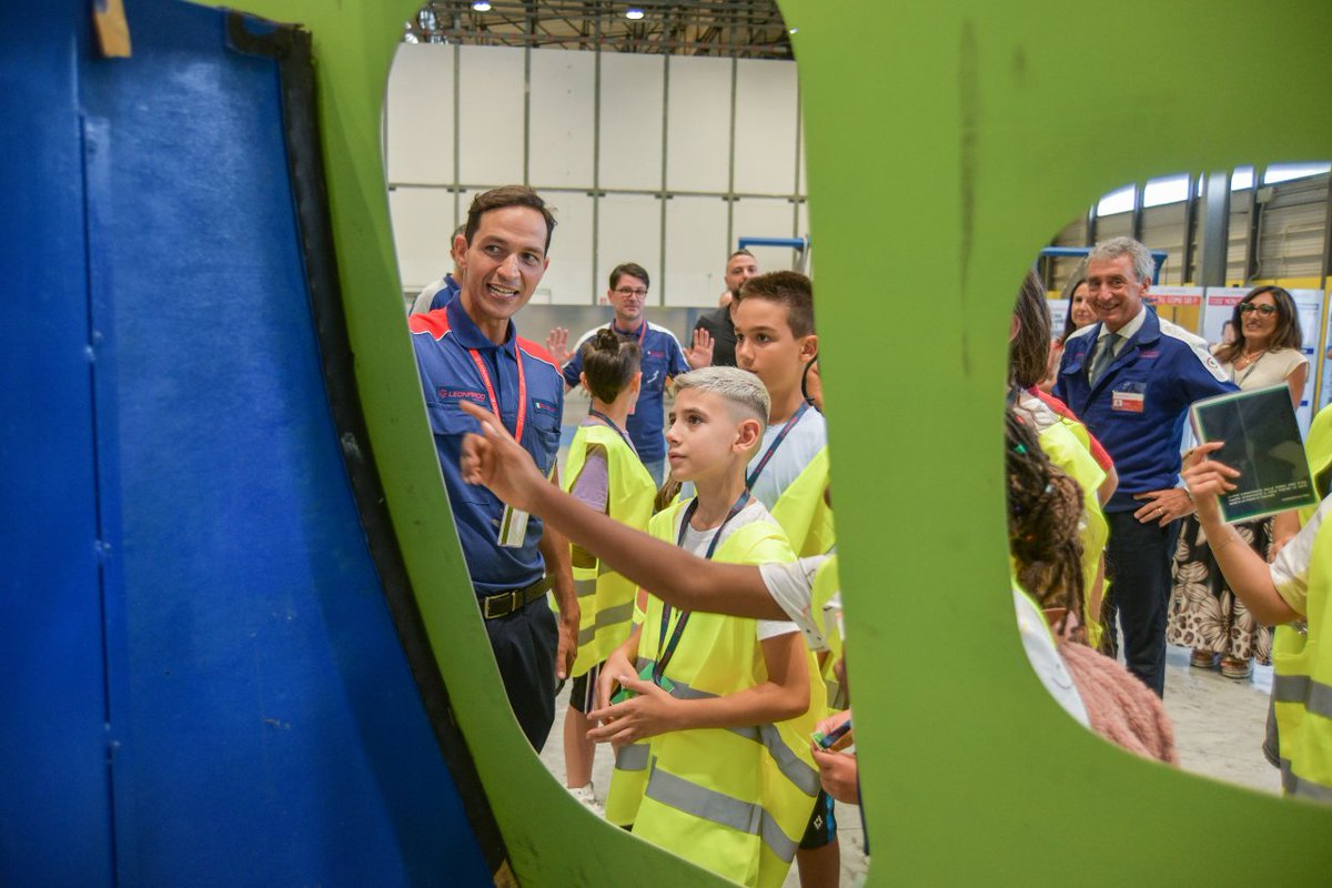 Leonardo_IT's tweet image. Prosegue il viaggio di “Ad Astra – Costellazione Leonardo”, con la terza tappa che ha portato il progetto nel cuore dello stabilimento #LeonardoAeronautics di Nola (NA).
Lo scorso 17 luglio, il sito produttivo ha accolto circa 74 bambine e bambini, in un percorso tra le linee…