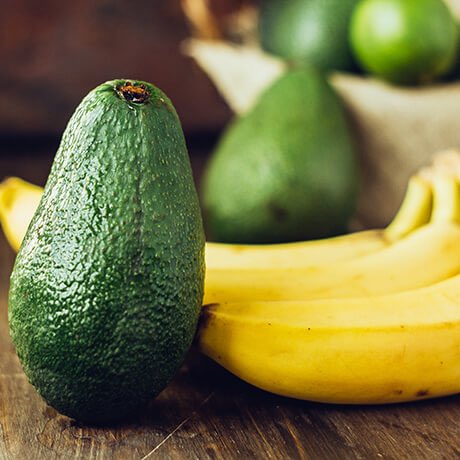 🥑 أغرب ما في الأفوكادو؟  
تحتوي على *أكثر بوتاسيوم من الموز*!  
كل 100 غرام من الأفوكادو = 485 ملغ بوتاسيوم  
كل 100 غرام من الموز = 358 ملغ فقط!  
والبوتاسيوم مهم لتنظيم ضغط الدم 💚  
📚 مصدر: USDA FoodData Central