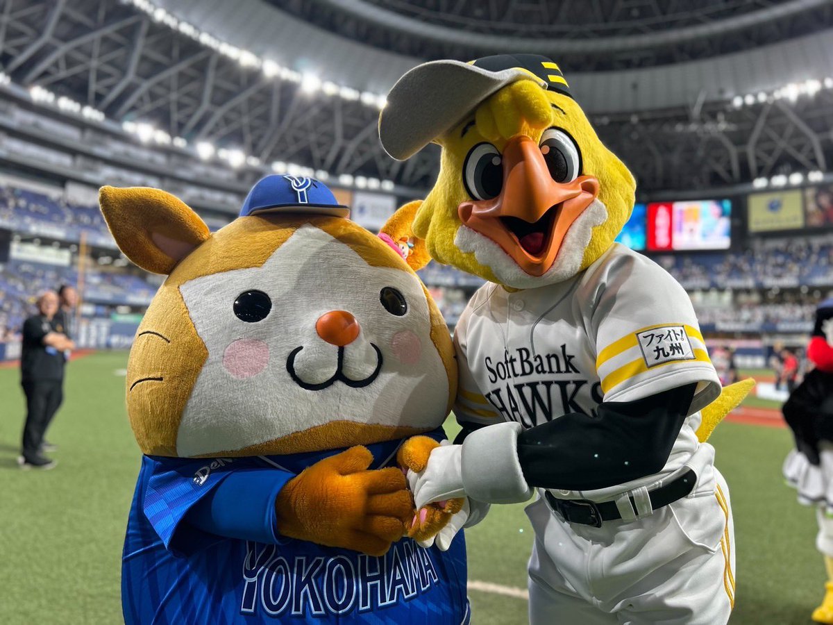hawksHarry's tweet image. パ・リーグの勝利☆
みんなさん今日は楽しめたかなー?
ホークスからは周東選手が敢闘選手賞を受賞!
おめでとう㊗️
マスコットのみんなが集まるとやっぱり楽しいね♪♪
明日もよろしく!
スターマン、明日ファイトー!
#sbhawks