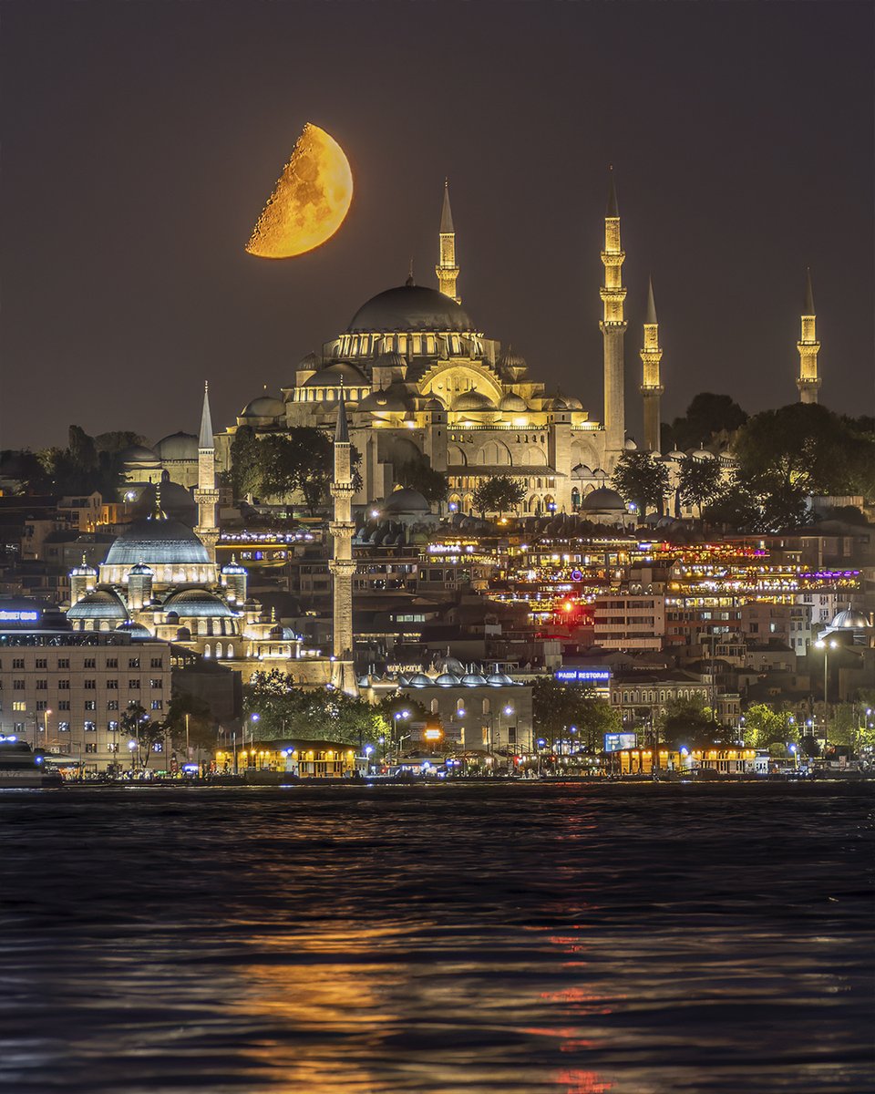 Luna veraniega sobre Estambul en una fotografía de Süheyl Günaydın tomada desde Üsküdar.
Si hiciéramos un top de capitales fotogénicas, ¿en qué puesto pondrías a Estambul?

👉 Descubre el equipo utilizado y cómo consiguió esta captura: canon.sm/3OdvAc8