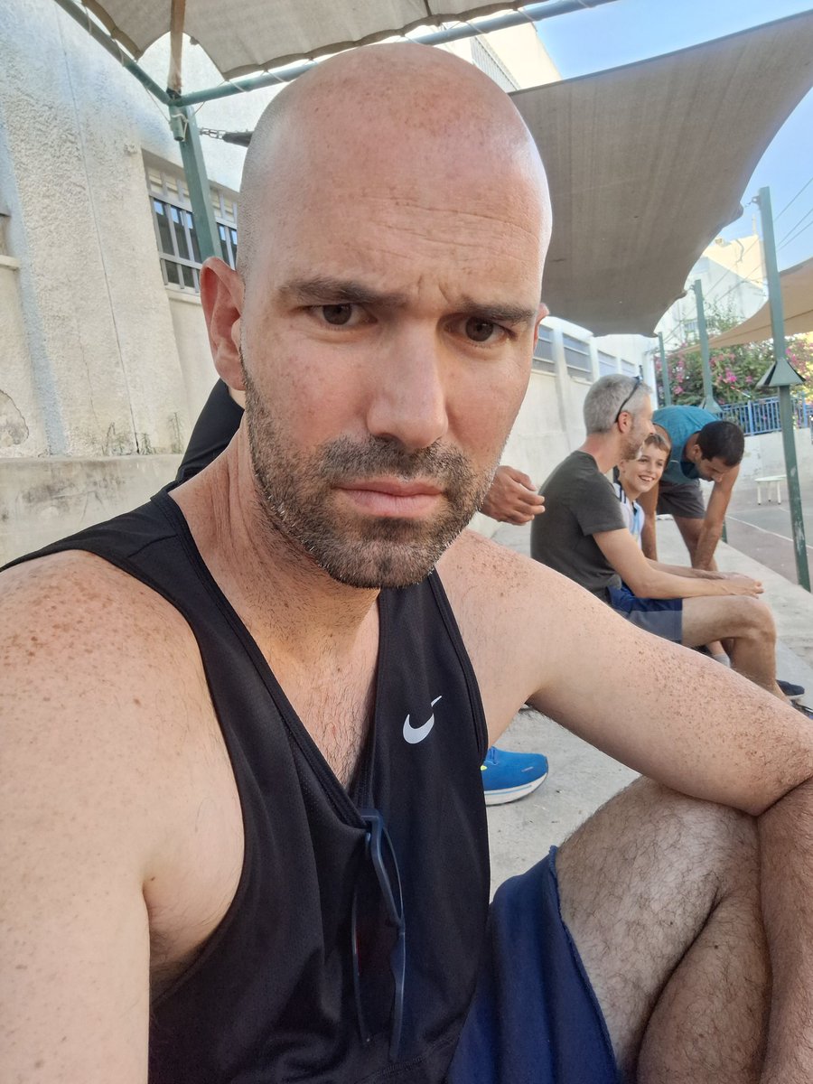 Eldude86's tweet image. הזעיקו אותי למשחק "הורים נגד ילדים" בחוג של יונתן. התעקשתי להיות שוער. המאמן אמר שזה חוג כדורסל