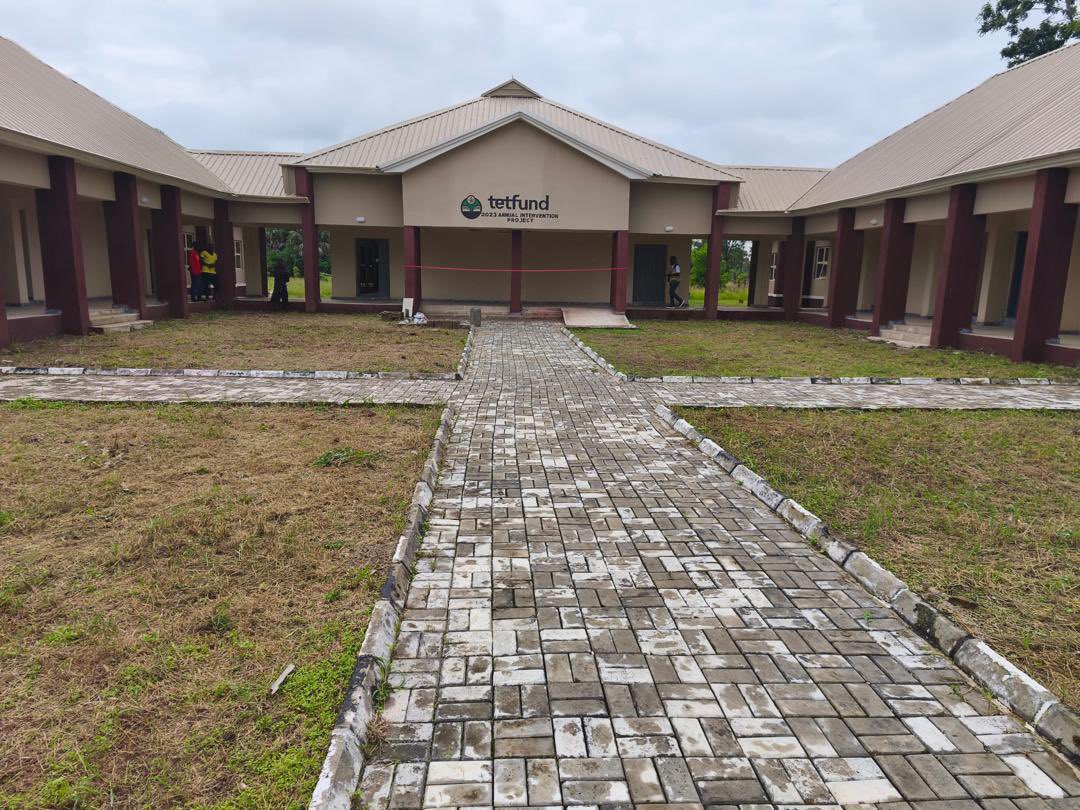 DOYOUKNOW_Naija's tweet photo. NEW TETFUND PROJECTS AT THE FEDERAL COLLEGE OF EDUCATION, ODUGBO, BENUE STATE!

#PositiveFactsNG

Do you know that the Tinubu administration has recently built and commissioned a new administrative block and lecture halls for the Federal College of Education, Odugbo, Benue State? https://t.co/qRK9Y4DnJK