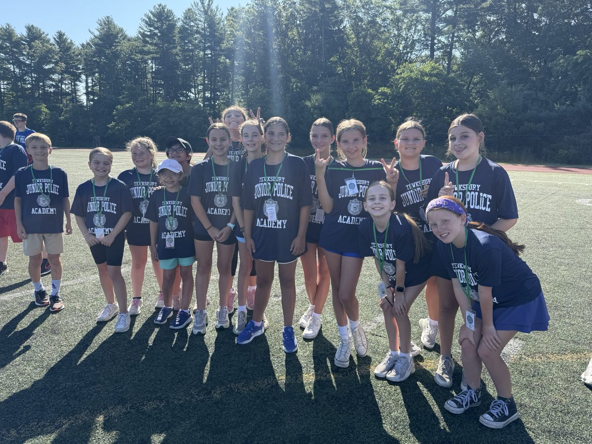 TewksburyPD's tweet photo. Day 3 is off to a strong start with some morning PT!
#JuniorPoliceAcademy #TewksburyPD #PTTime #FutureLeaders -TPD121 https://t.co/QOFlIiySdT