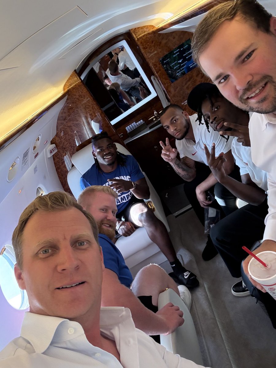 rhettlashlee's tweet image. These guys represented @SMU and their @SMUFB family with a ton of class yesterday. Love these dudes!
@Kevin8Jennings @it_zaay @l0gan_parr @Akilgore_