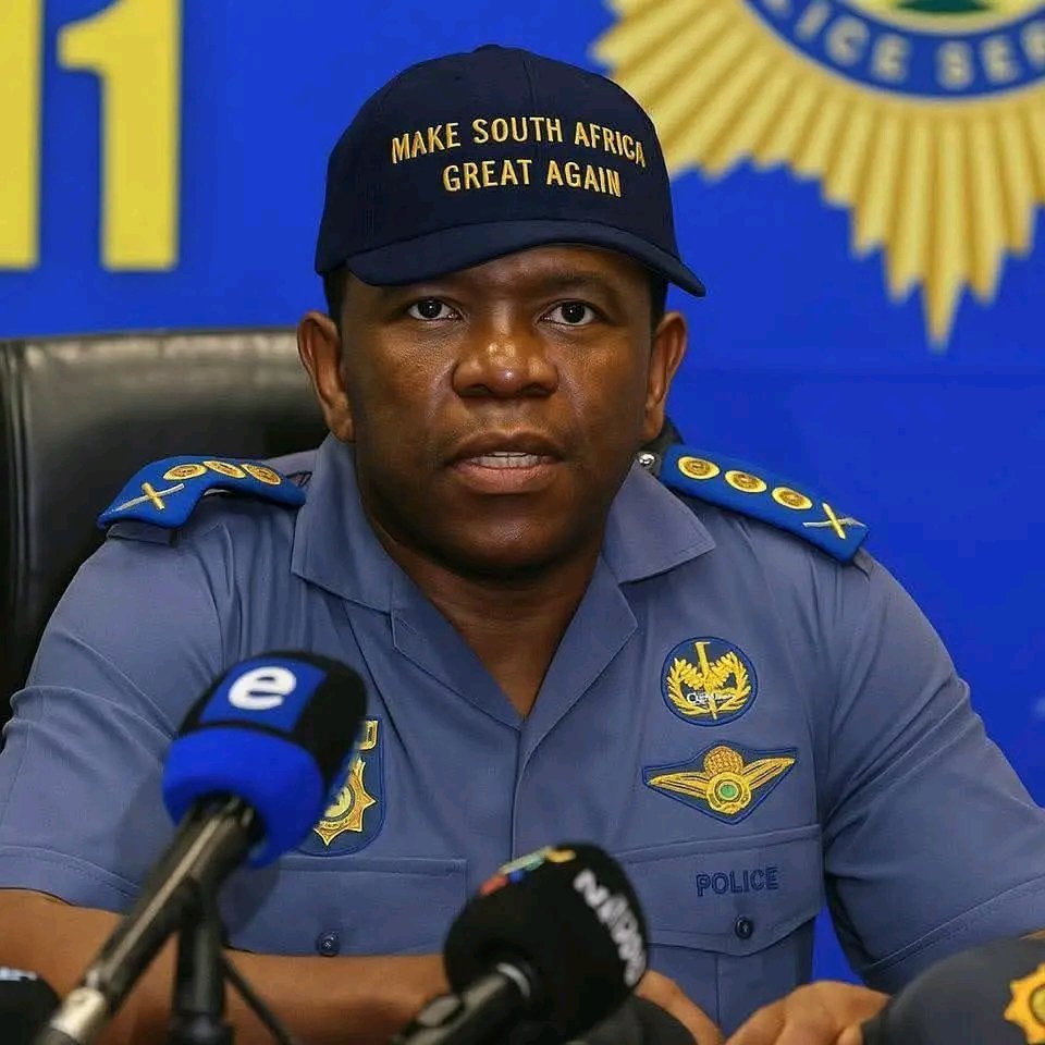 DonaldMakhasane's tweet image. Live a heart โค๏ธ to appreciate General Mkhwanazi, or else