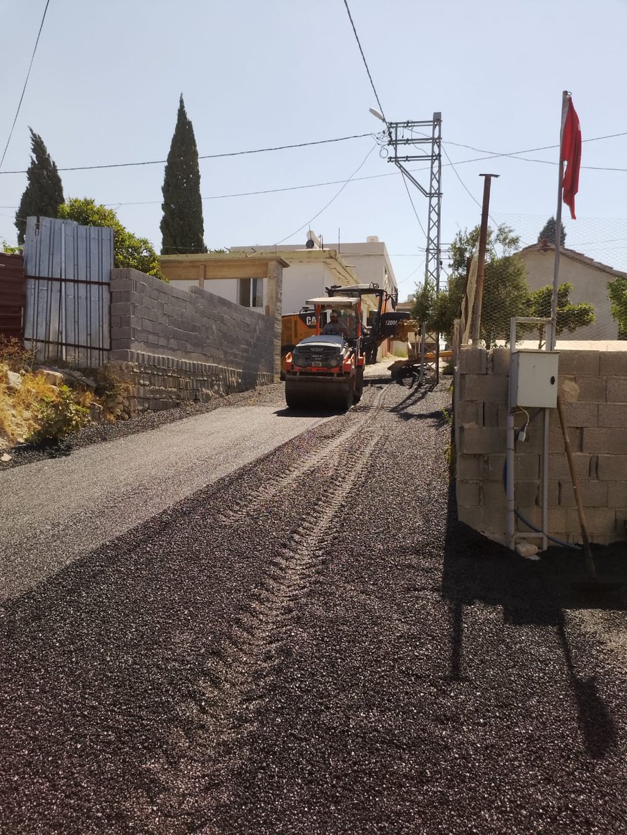 AntakyaBld's tweet image. 📍Akcurun Mahallesi
Ekiplerimiz, vatandaşlarımızın daha rahat ve güvenli ulaşım sağlaması için asfalt serim çalışması gerçekleştirdi.
#KadimŞehirYeniHikaye