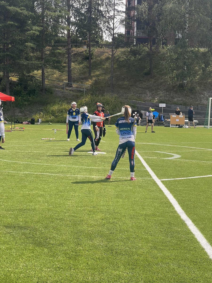 Nuorten leirillä hikoilemassa huoltajana. Kentän mittari oli +34 astetta. Iso arvostus pelaajia, valkkuja, tuomareita ja vapareita kohtaan. Itse saa vaan ihastella menoa, kannustaa ja suihkutella vettä muiden päälle. Muuta en paljoa tässä lajissa hallitsisikaan. Hieno laji.