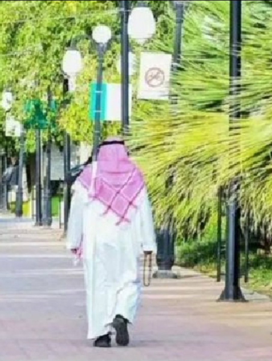 HAYAABDULLAH_SH's tweet image. شخص واحد في العائلة يحمل هم جميع العائلة دون أن يشعر به أحد من العائلة.!
#راقت_لي