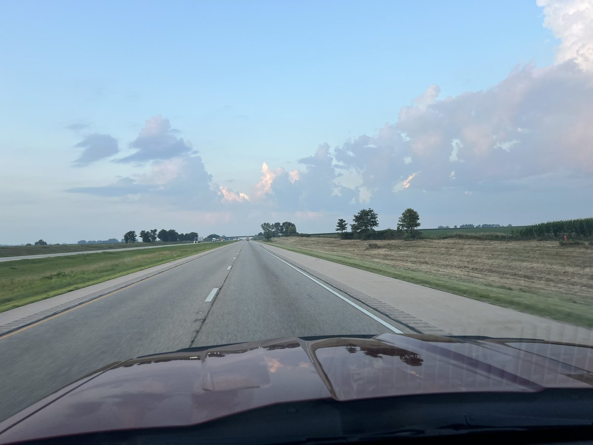 FredButt6's tweet image. No Mack dawg in the sky this morning in the 815 @hellbenthagen
But thought 💭 it looked nice morning 😎