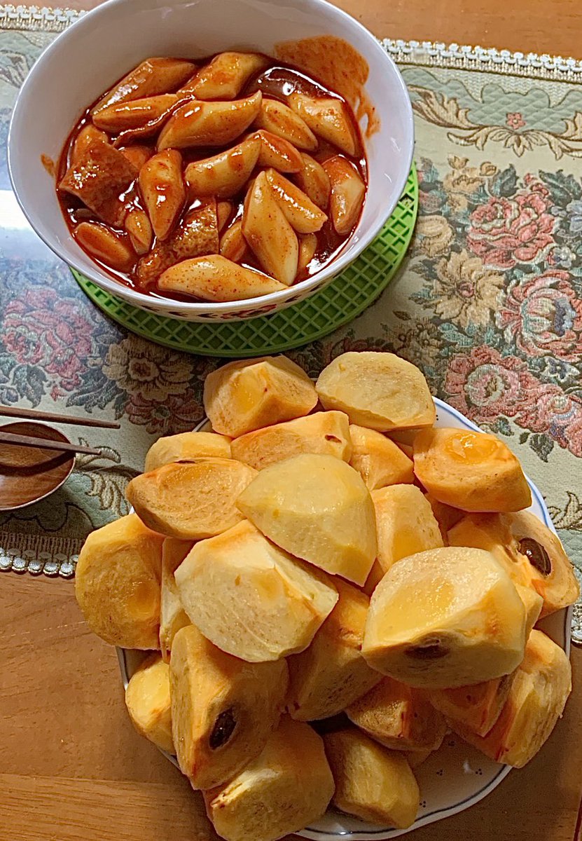 dongdong_eat's tweet image. 가을에 본가에서만 즐길 수 있던 단감 쌓아두고 떡볶이 반찬으로 먹기 &amp;lt; 가 넘 그리운 밤…..