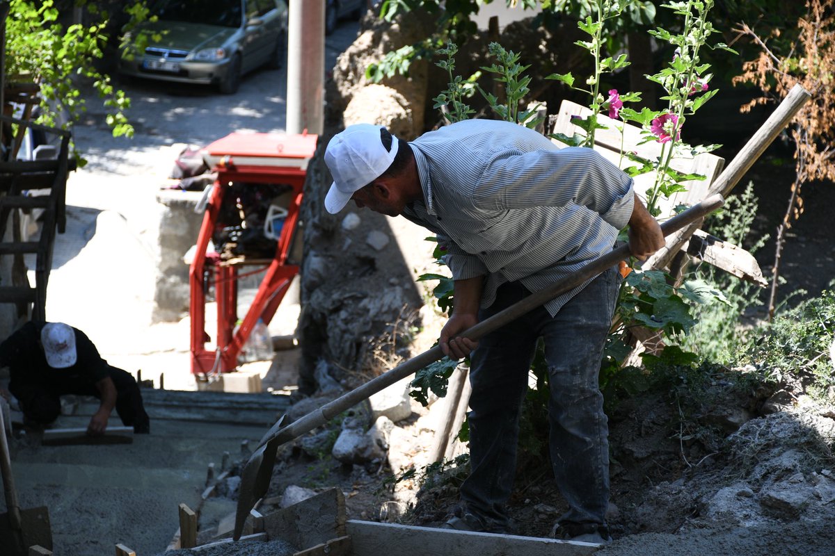 📍Halilağa Tabakhane Mahallesi

Belediye ekiplerimiz Halilağa Tabakhane mahallemizde mevcut merdivenlerin yenileme çalışmalarını sürdürüyor.