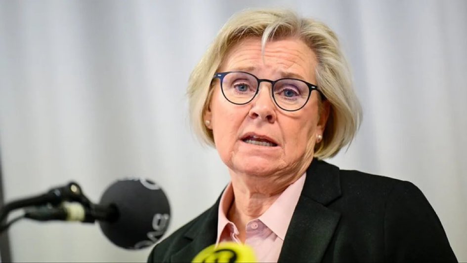 frogurkan's tweet image. Tidöpartiern med @moderaterna, @kdriks, @liberalerna och @sdriks utlovade paradigmskifte inom brottsbekämpning. Därför tillsatt Kristersson en menlös trött kossa som RPC. Svenska gränsen är för övrigt fortfarande öppen sedan @socialdemokrat ansåg gränser är rasism. #svpol