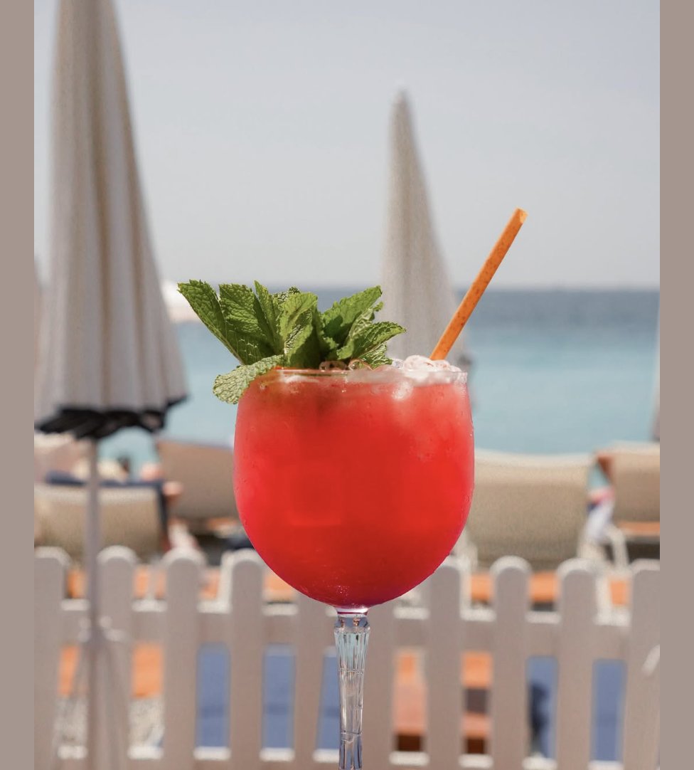 #PlageBeauRivage #restaurantNice 
Un cocktail à la main, la mer en toile de fond, le soleil qui caresse la peau…
Il ne manque plus que vous pour savourer l’instant. 📷
Rejoignez-nous à la Plage Beau Rivage et laissez-vous porter par la douceur de l’été.