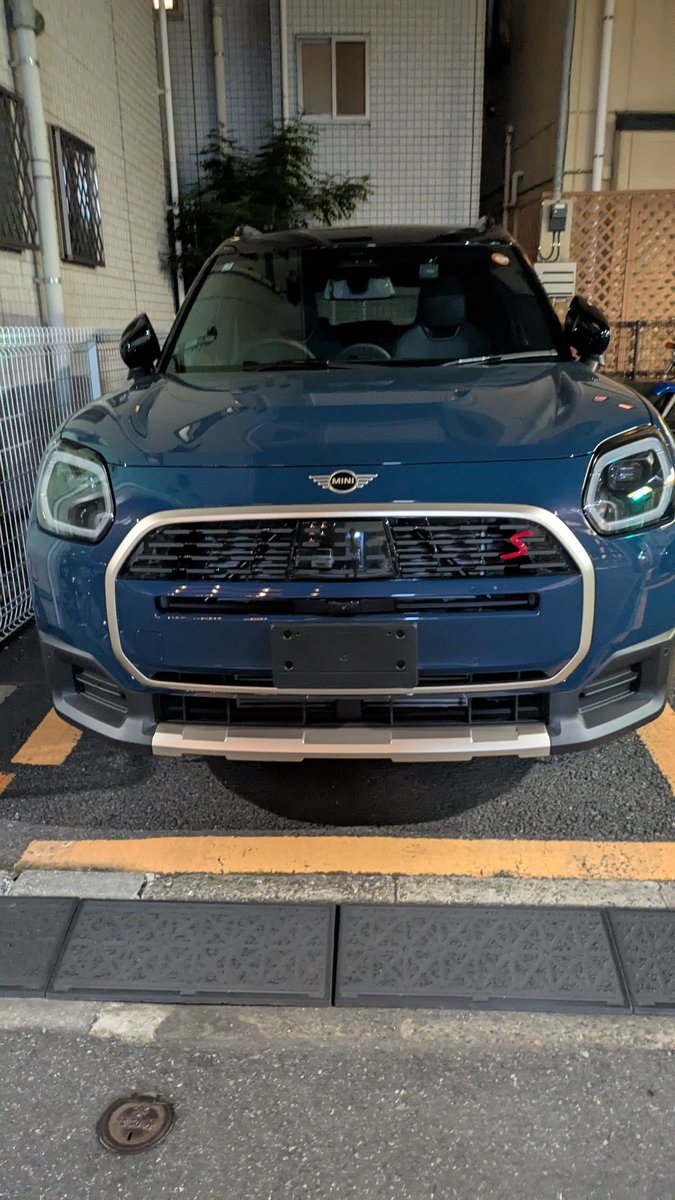 RedStone1110's tweet photo. 近所の駐車場にこんなナンバーのクルマがいました〜(；´Д｀)
見たことなーい！ https://t.co/kByHPLxbg8