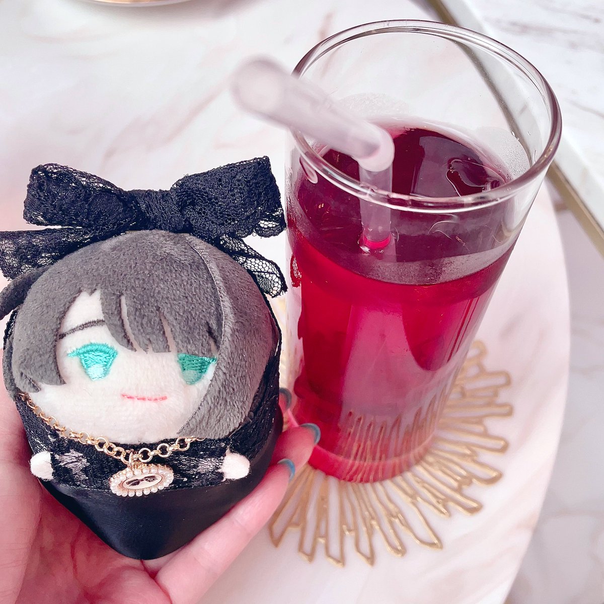 「思いがけず赤いのが出てきて嬉しいお松(出演料)(ハイビスカスティー)」|よだれになちゃぬꪔ̤のイラスト