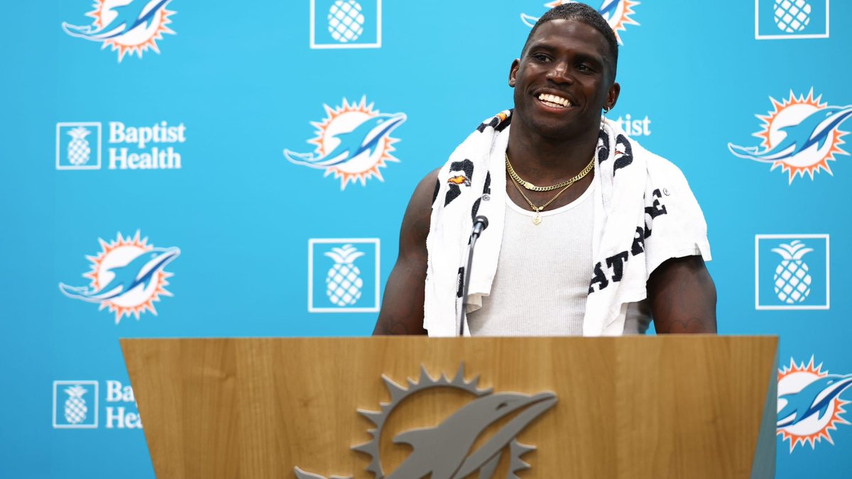 Complex's tweet image. Tyreek Hill’s son just hit him with the ultimate switch-up: "Nah, Justin Jefferson my dad." Tyreek’s reaction is comedy gold. See how it went down: complex.com/sports/a/trace…