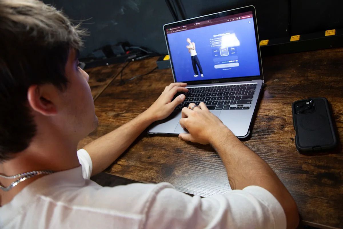 YahooNews's tweet image. Teenagers say they are increasingly interacting with AI as if it were a companion, capable of providing advice and friendship, AP reports.
yahoo.com/news/articles/…