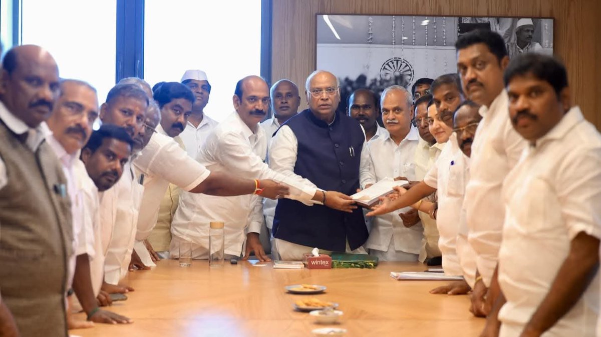 JANI PASHA (@shaikja01368447) on Twitter photo Congress President Shri Mallikarjun Kharge met with a delegation of leaders from Puducherry.
📍New Delhi
<a href="/SupriyaShrinate/">Supriya Shrinate</a> <a href="/priyankagandhi/">Priyanka Gandhi Vadra</a>
<a href="/RahulGandhi/">Rahul Gandhi</a> <a href="/kharge/">Mallikarjun Kharge</a> <a href="/INCSandesh/">INC Sandesh</a> <a href="/AnsariiINC/">Abdur Rahman Ansari</a> Congress President Shri Mallikarjun Kharge met with a delegation of leaders from Puducherry.
📍New Delhi
<a href="/SupriyaShrinate/">Supriya Shrinate</a> <a href="/priyankagandhi/">Priyanka Gandhi Vadra</a>
<a href="/RahulGandhi/">Rahul Gandhi</a> <a href="/kharge/">Mallikarjun Kharge</a> <a href="/INCSandesh/">INC Sandesh</a> <a href="/AnsariiINC/">Abdur Rahman Ansari</a>