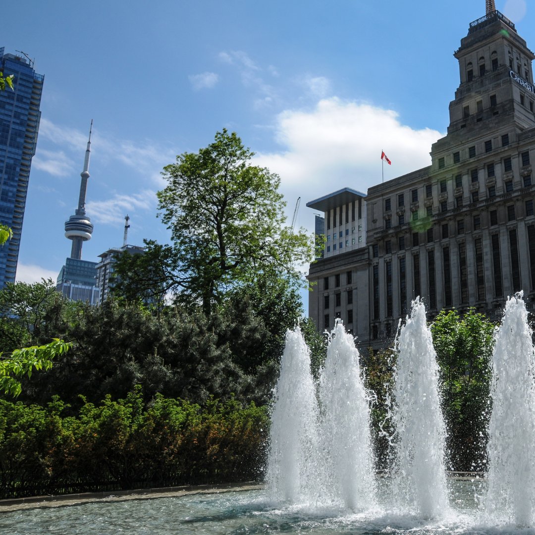 cityoftoronto's tweet image. Did you know the City’s #HeatReliefNetwork has 500+ cool spaces for Torontonians to keep cool in hot weather. 🥵
Save this post so you can find it when needed, to locate a cool space near you: toronto.ca/CoolSpaces