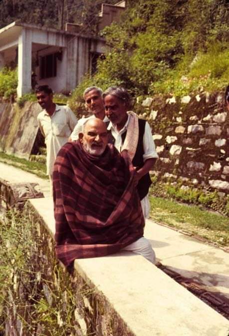 Yogini_Maya's tweet image. जासु नाम जपि सुनहु भवानी। भव बंधन काटहिं नर ग्यानी।।
तासु दूत कि बंध तरु आवा। प्रभु कारज लगि कपिहिं बँधावा।।
(शिवजी कहते हैं-) हे भवानी सुनो, जिनका नाम जपकर ज्ञानी (विवेकी) मनुष्य संसार (जन्म-मरण) के बंधन को काट डालते हैं, उनका दूत कहीं बंधन में आ सकता है? किंतु प्रभु के कार्य…