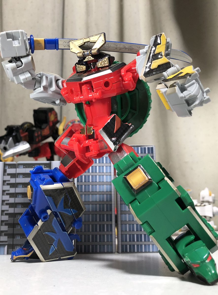 deepwurm's tweet image. まずはシンケンオー…と🍢‼️
「俺余ってるだろ…!」の迷場面を再現できます。
ミニプラ独自要素は少な目ですが、エンブレムへの変形をしつつ、シンケンオーの関節が可動する為、獅子折神の構造が凄い事になっています。
#ミニプラ