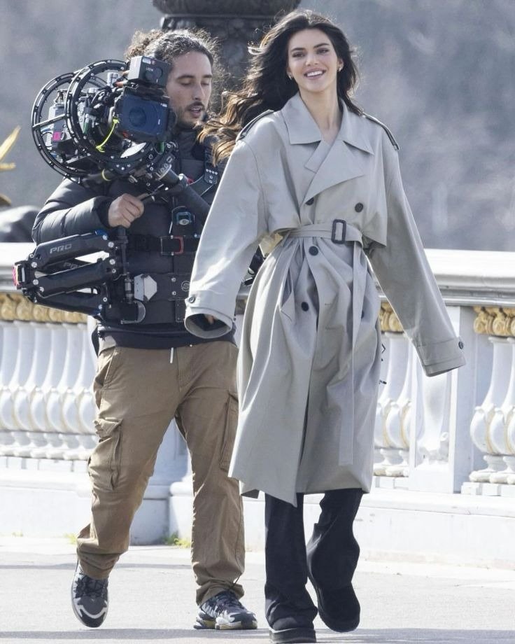 archivekend's tweet image. kendall jenner spotted filming scenes for ‘the devil wears prada 2’ in nyc today