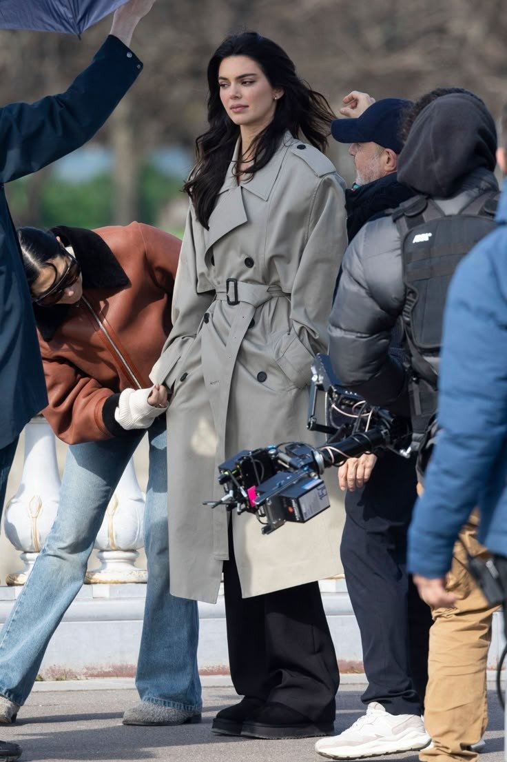 archivekend's tweet image. kendall jenner spotted filming scenes for ‘the devil wears prada 2’ in nyc today