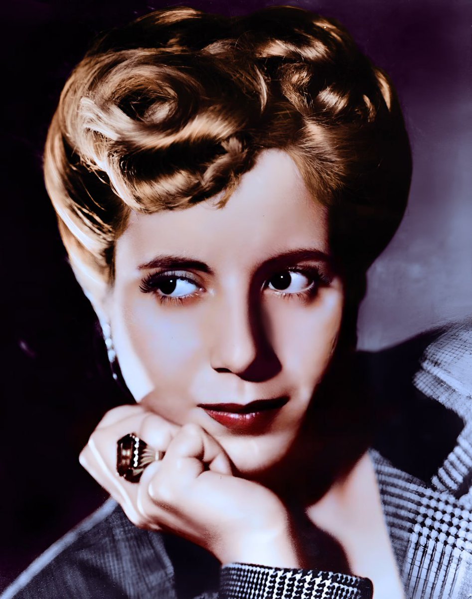"Yo admiro a la religión que puede hacerle decir a un humilde descamisado frente a un emperador. yo soy lo mismo que usted, hijo de Dios."

Evita 🇦🇷