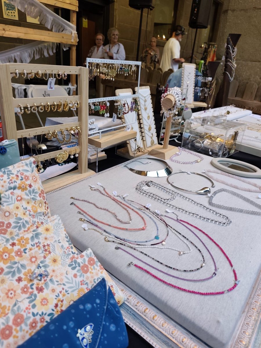 #opecomerc Tot i la pluja, El MABMARKET omple de comerç la plaça Fra Bernadí

Nova edició d'aquesta iniciativa organitzada per l'associació de botiguers de Manlleu amb el suport de l'Ajuntament

manlleu.cat/ope/actualitat…