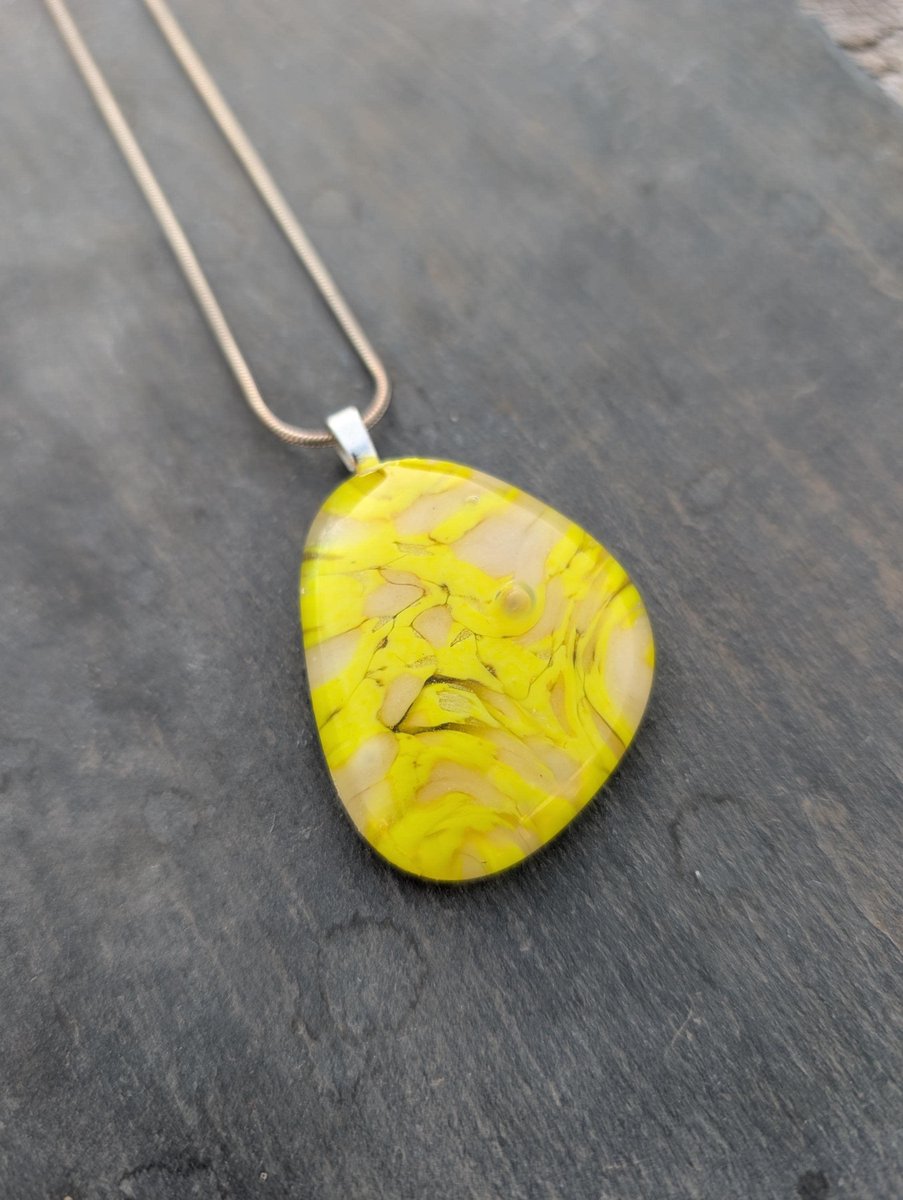 Samphireglass's tweet image. Stunning cast yellow and white fused glass necklace. A unique handcrafted pendant made from pattern bar glass and handcut clear glass that was fused together in the kiln.
#handmade #etsy #giftideas #shopindie #earlybiz
samphireglass.etsy.com/listing/1862...