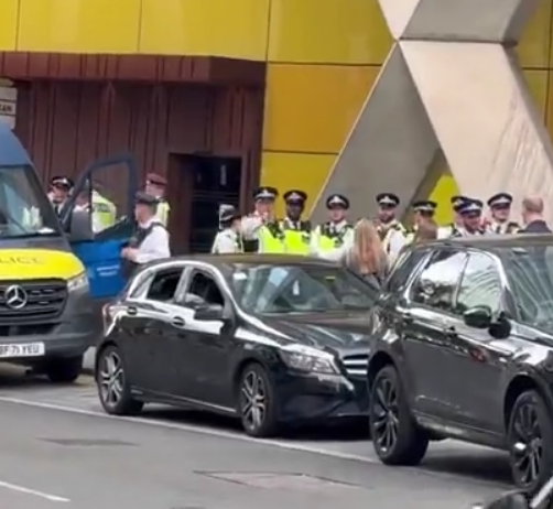 Dr_MatthewSwann's tweet image. The UK would not have POLICE guarding HOTELS if DEPORATIONS were automatic back to FRANCE, and/or a Deterrent.
@10DowningStreet PMs Starmer and @RishiSunak @trussliz @BorisJohnson are to blame.