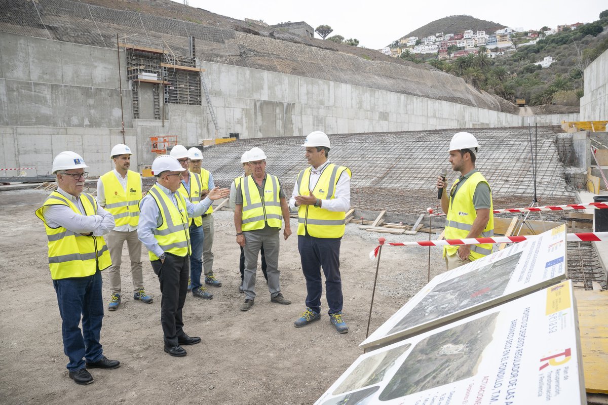 El nuevo depósito de El Fondillo almacenará agua regenerada para 121 agricultores y garantizará el riego de 560 hectáreas 🔹

Antes de que finalice el año, esta nueva infraestructura almacenará agua regenerada procedente de la EDAR de Barranco Seco 🔋

#AguasDeGranCanaria