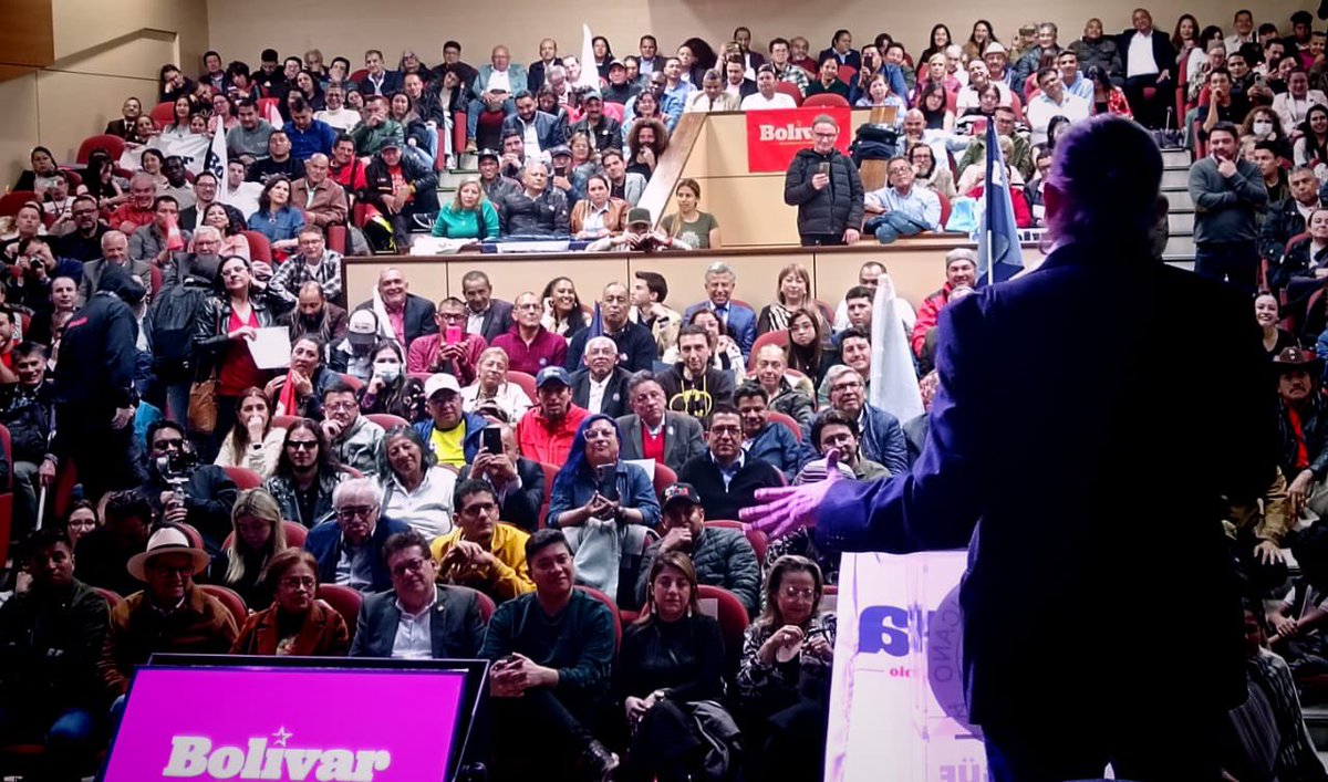 GustavoBolivar's tweet image. Anoche presenté en Bogotá mi precandidatura. Agradezco a los asistentes, a quienes nos siguieron por las redes y al equipo de campaña que lo hizo posible.
Un camino: la política decente.
Una bandera: Defender el cambio.
Hoy nos vemos en Santa Marta y mañana en Bquilla
RT🙏