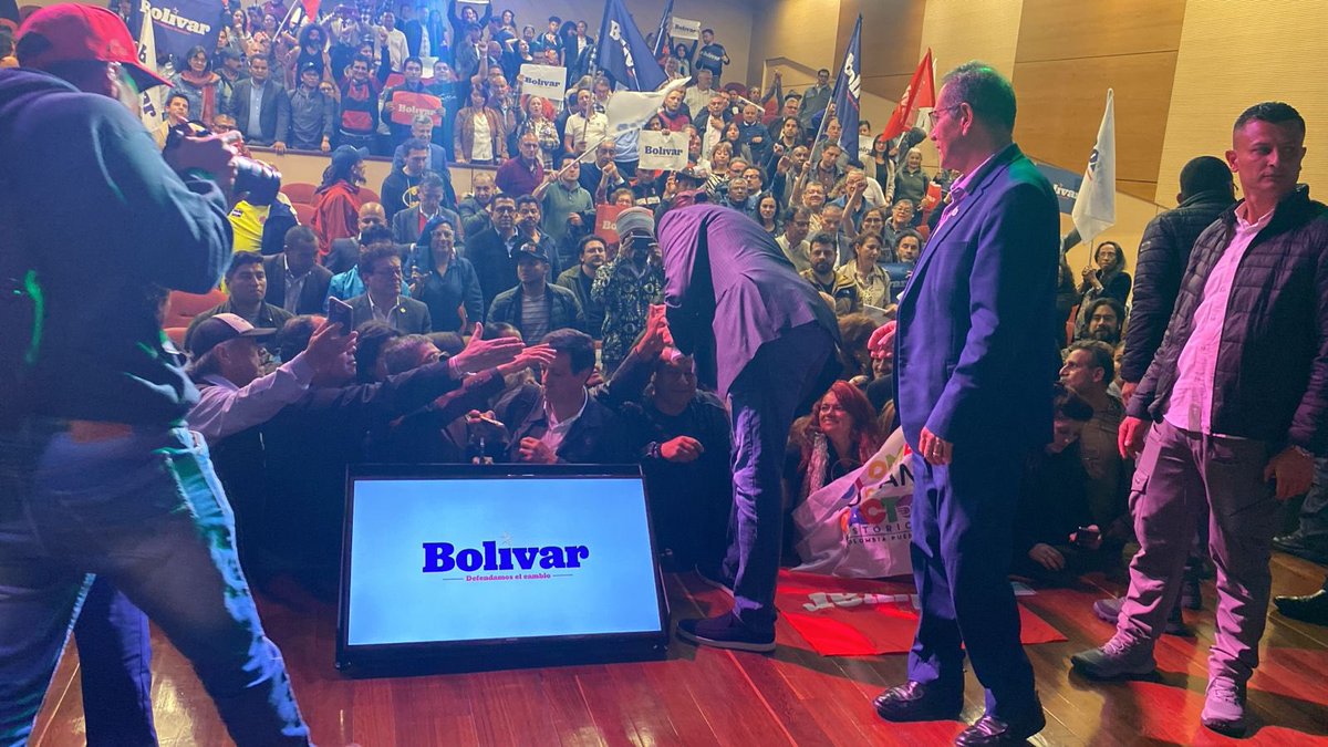 GustavoBolivar's tweet image. Anoche presenté en Bogotá mi precandidatura. Agradezco a los asistentes, a quienes nos siguieron por las redes y al equipo de campaña que lo hizo posible.
Un camino: la política decente.
Una bandera: Defender el cambio.
Hoy nos vemos en Santa Marta y mañana en Bquilla
RT🙏