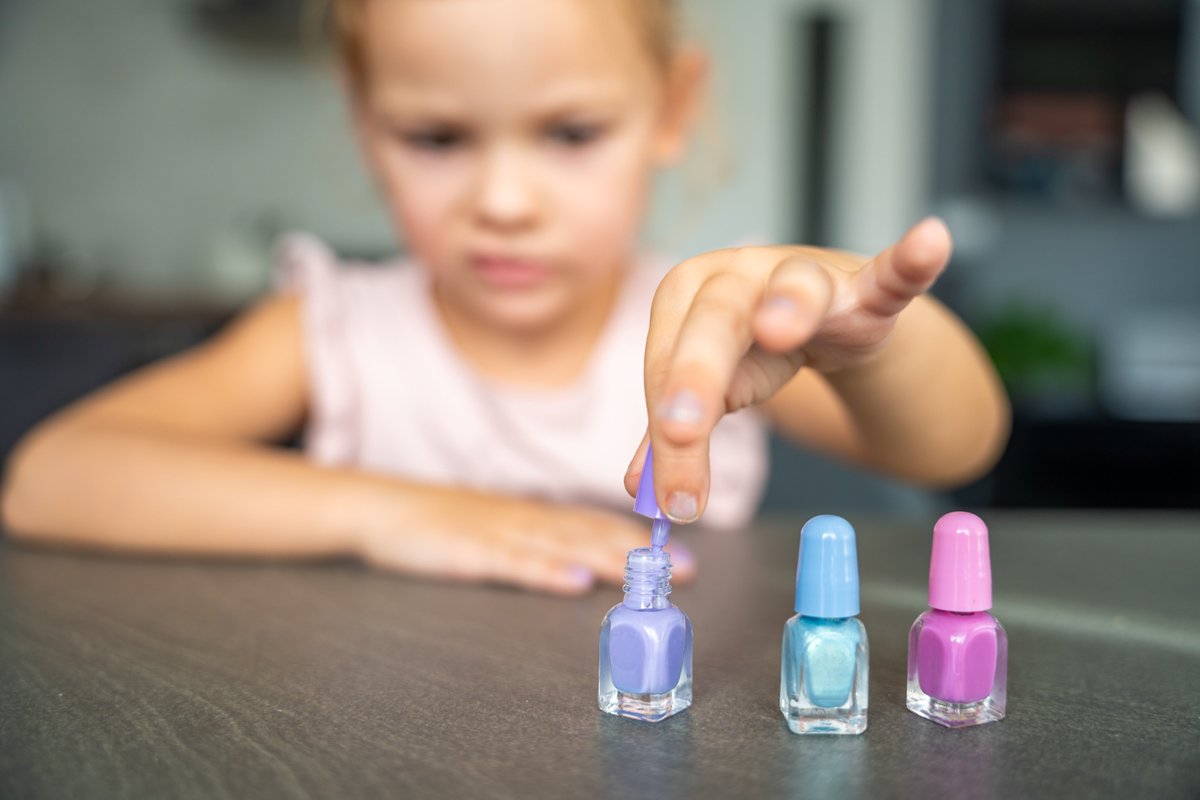 SEICAP's tweet image. ⚠️En las consultas médicas en la actualidad es frecuente ver alergias con dermatitis y eczemas en las manos de adolescentes por esmaltes de uñas que han sido secadas con lámparas ultravioleta   seicap.es/como-afecta-a-…