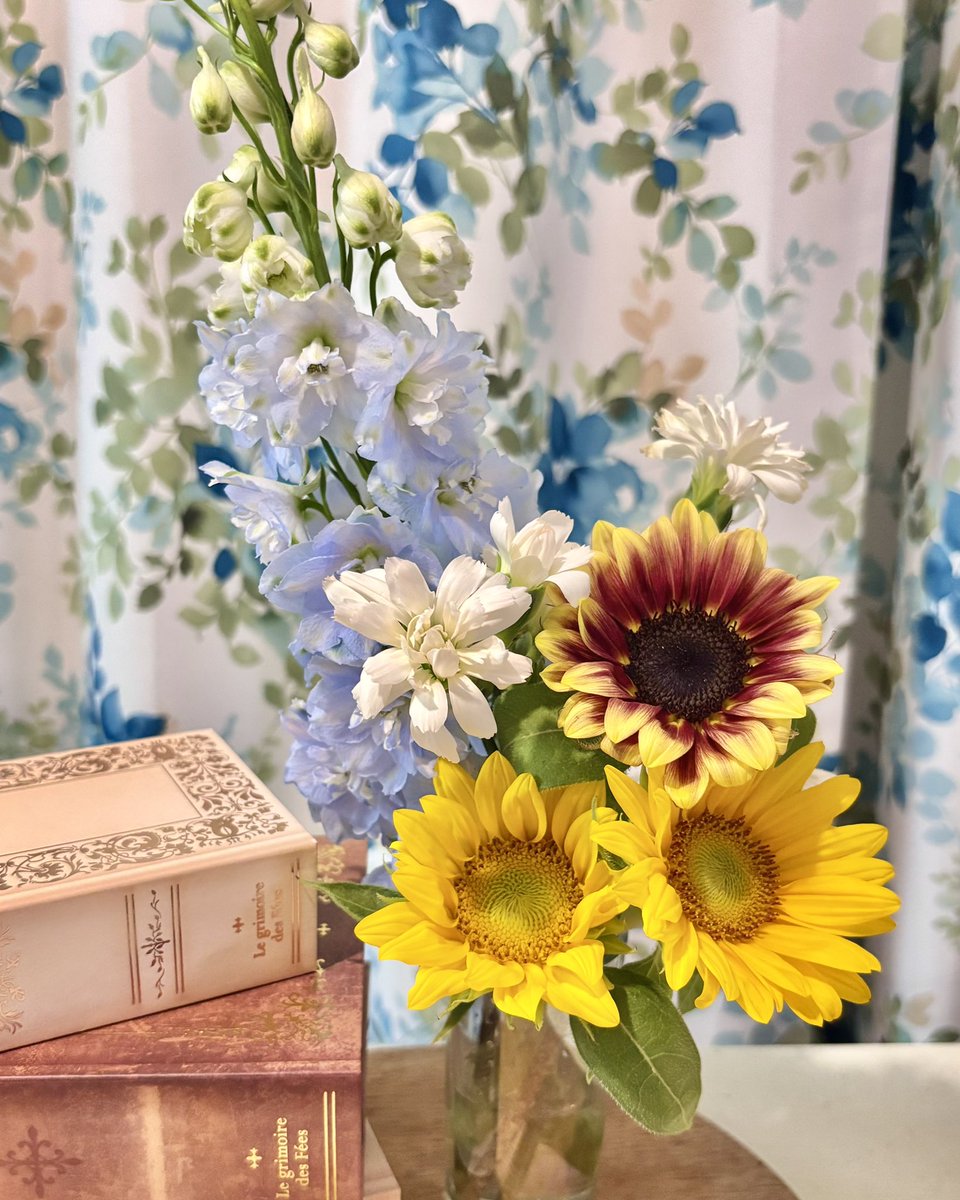 和希先生の作品が大好きです。
新作や続編が待ち遠しく楽しかった日々も、作品に思いを馳せては幸せな気持ちになれる今も、全て色褪せることなくこの先もずっと忘れずにいられますように。