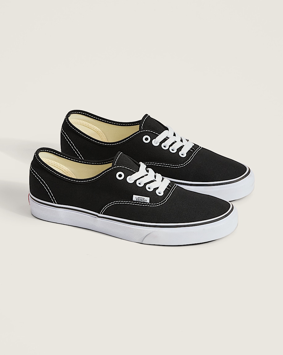 ChiconeChicone's tweet image. Que nobles estas Vans Classics que me sirven para gimnasia, recitales, eventos, salidas, huir de la policía etc