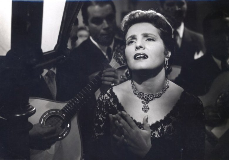 Una voz herida que canta 
esa otra herida que es el fado.  

El 23Jul1920 nació en Lisboa la cantante #AmaliaRodrigues 'A Rainha do Fado' embajadora de Portugal en el mundo. 

A 105 años de su nacimiento,
la escucho y la celebro.
youtu.be/uFgctURyGp4?si…