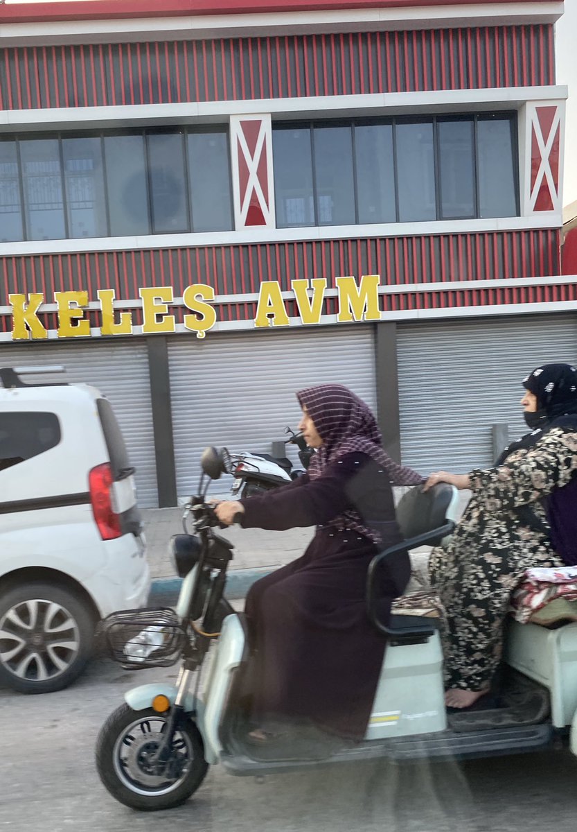 Hem twitter hem tiktok hem instagram olan insta keşfetime teşekkür ediyorum ve omzundaki yükleri bu eşsiz fotoğraf ile twitter’a giriş yaparak hafifletiyorum