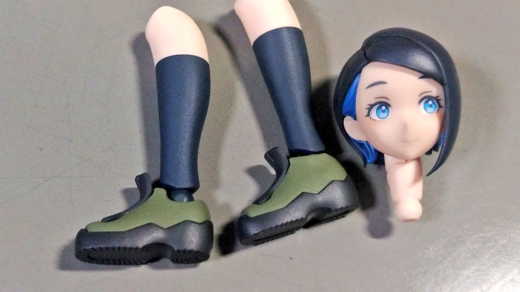 marcy5754's tweet image. 課題もやらずマルヨンもやらず、ニカ姉をこさえる。
ソックスはエフニの濃い青、靴の緑はエフワンのアレ、髪の内側の青はブルーインパルスの青ですの。